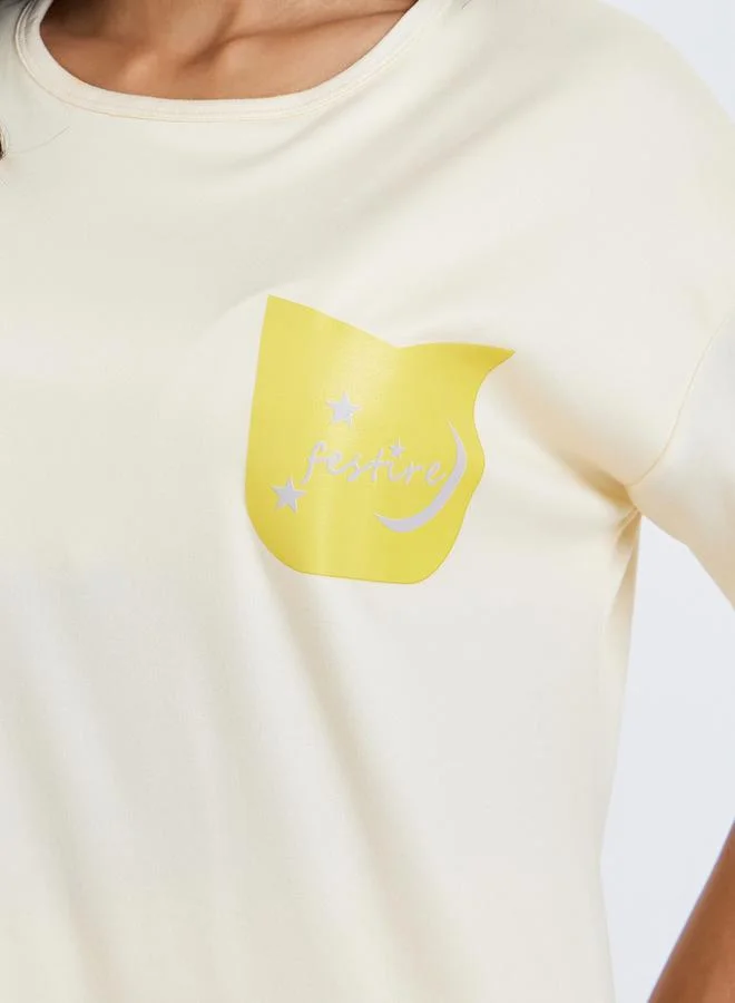 ستايلي طقم تيشيرت بأكمام قصيرة وشورت بطبعة نص